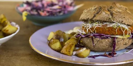BOON chiliburger op een bolletje met coleslaw