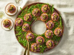 Blini-krans met rode bietjes en linzensalade
