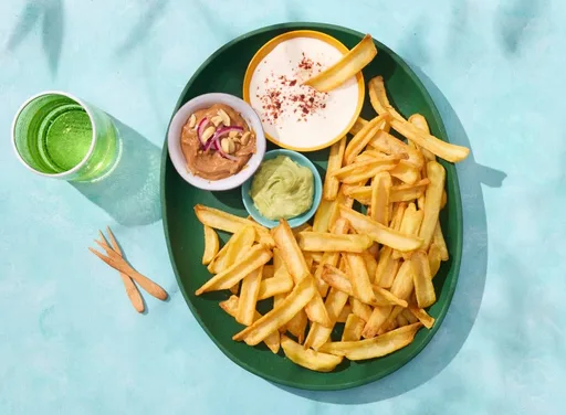 Borrelfriet met pindasaus, avocadomayo en yoghurtdip