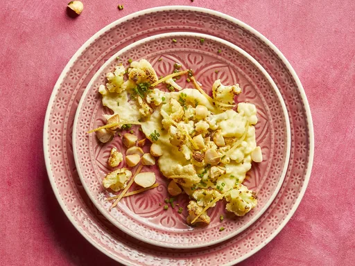 Bloemkool met aardappelcrème en macadamianoten