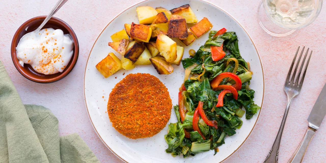 BOON crunchy chiliburger met gewokte groenten en gebakken aardappeltjes