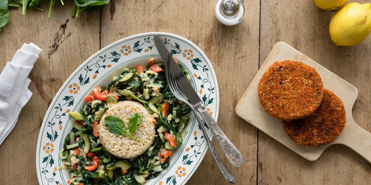 BOON chiliburger met groentenroerbak en rijst