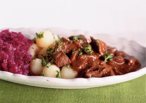 Boeuf bourguignon met rode kool & minikrieltjes
