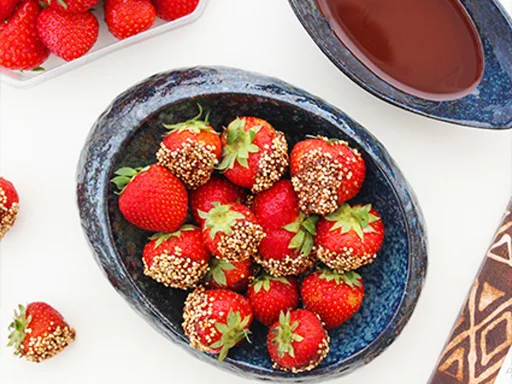 Aardbeien met chocolade en gepofte quinoa
