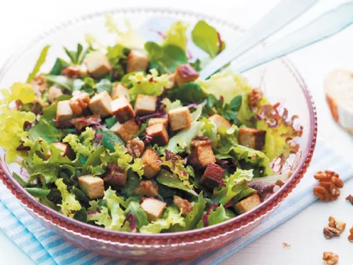 Bonte salade met gebakken rooktofu