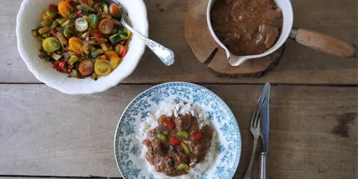 Boeuf Bourgignon van Waterlants Weelde met witte rijst en snelle roerbakgroenten