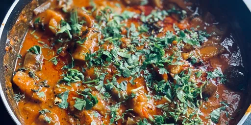 Bombay tikka massala met basmatirijst en rauwkost