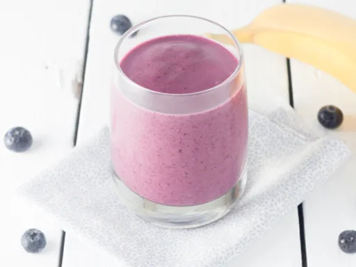 Blauwe bessen smoothie met kokosdrink