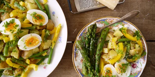 Aardappelsalade van Opperdoezer ronde met gegrilde groene asperges en Parmezaan