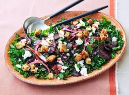 Boerenkoolsalade met rode biet, geitenkaas en ingelegde ui