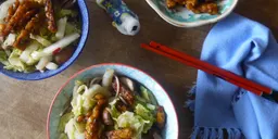Boekweit noedels met sticky tempeh, chinese kool en kastanje champignons