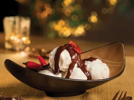 Bon ice met chilipeper-chocoladesaus