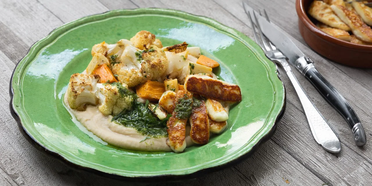 Bloemkoolboterbonenpuree met geroosterde wintergroenten, Syrische grillkaas en dragondressing