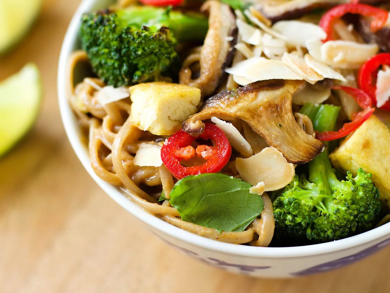 Boekweitnoodles met tofu & miso-amandelsaus