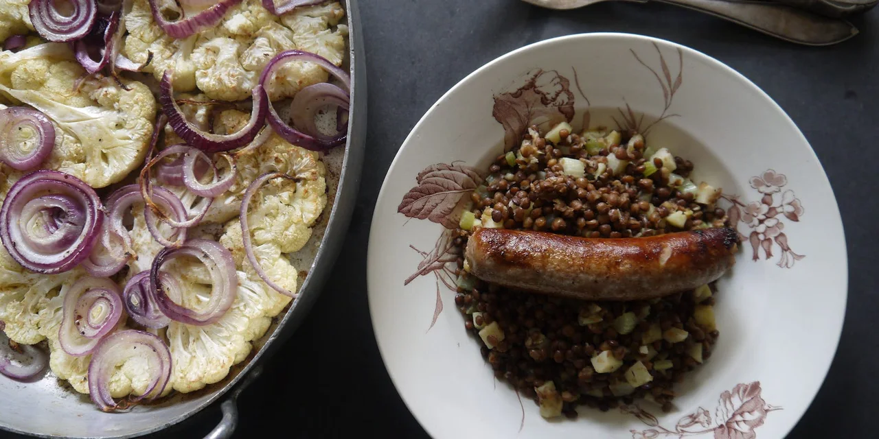 Bloemkool uit de oven met varkensbraadworst en linzen met pastinaak