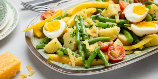 Aardappelsalade van Opperdoezer ronde met sperziebonen, gele paprika en oude kaas