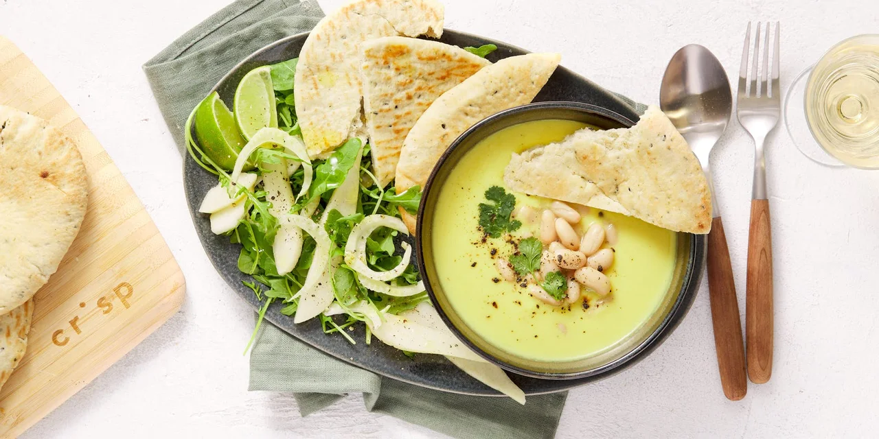 Bloemkool-kokossoep met naanbrood en koriander