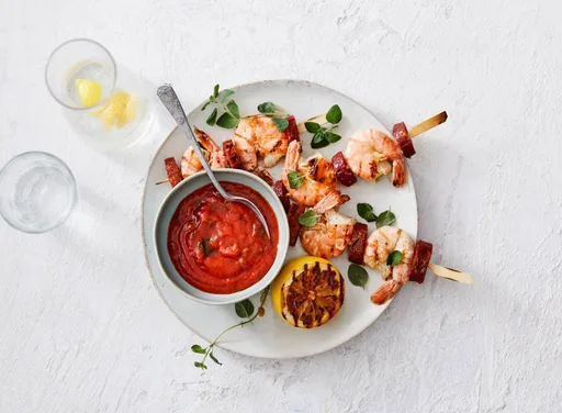 'Spaanse' surf & tufspiesjeds met pittige tomatensaus