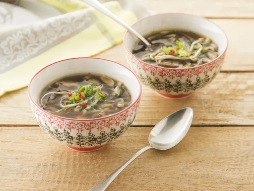 Bouillon met shiitake en lente-ui