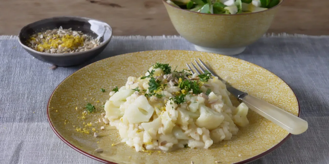 Bloemkoolrisotto met hazelnootcrunch en roodlof-appel slaatje