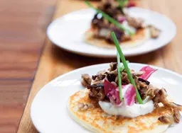 Blini's met paddenstoelenkaviaar