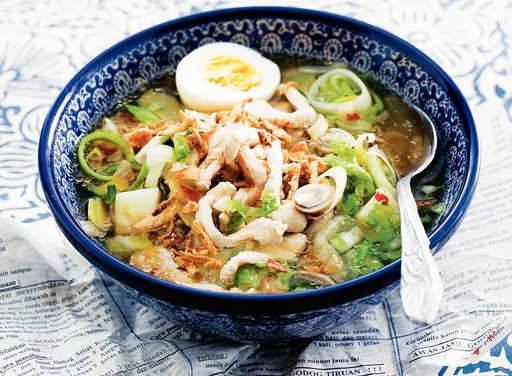 'Soto ayam' met prei en Chinese kool