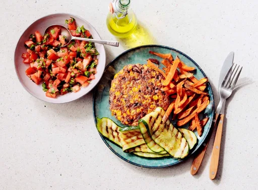 Bonen-maisburger met courgette, zoete aardappelfriet en tomatensalsa