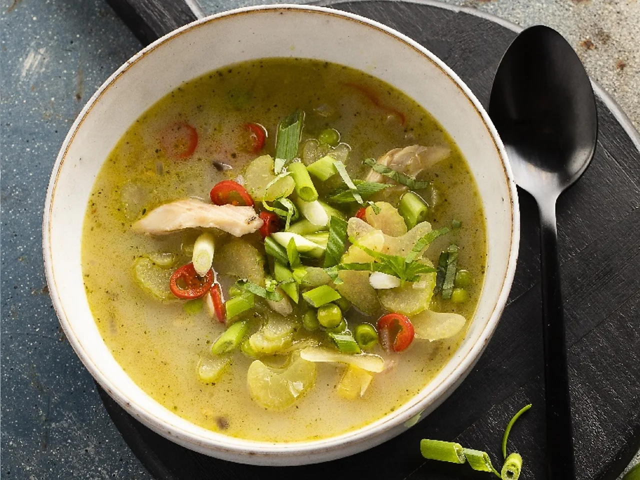 Bleekselderijsoep met forel en gember