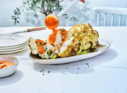 Bloemkool met romescosaus van de barbecue