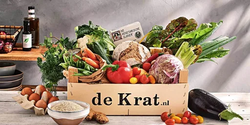 Aardappelsalade en pompoen met yoghurtsaus en kruidenolie
