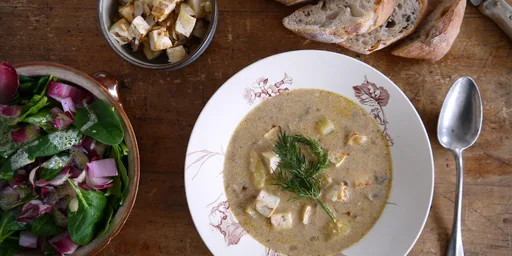 Aardappel-spinaziesoep met champignons, tahoe, ciabatta en roodlof-peersalade