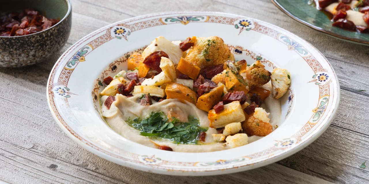 Bloemkoolboterbonenpuree met geroosterde wintergroenten, Hollandse chorizo en dragondressing