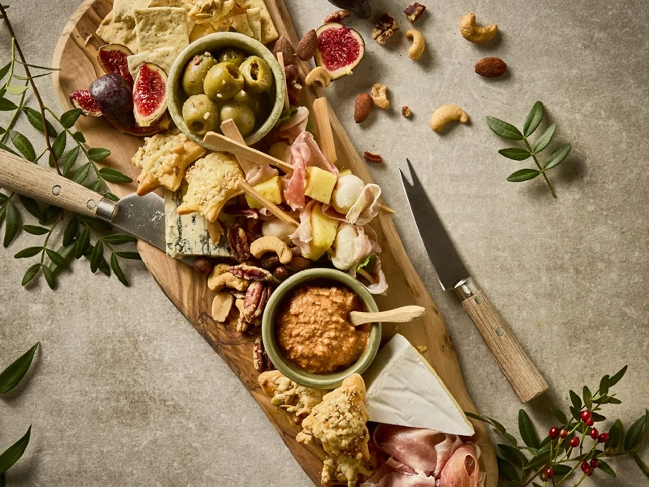 Borrelplank met bladerdeegsterren en ananas-prosciuttospiesjes