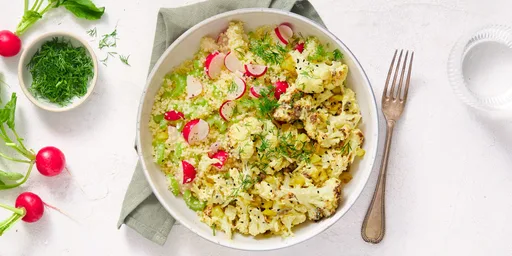 Bloemkool met romige kerriedressing, Fryske kaas, Nigellazaad, augurk en gevulde couscous