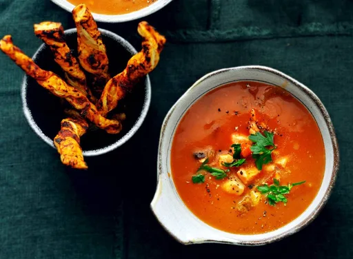 Bouillabaissesoep met gekruide soepstengels