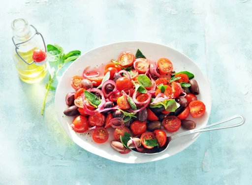 Boerse tomatensalade met olijven.