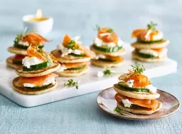 Blinitorentjes met gerookte zalm