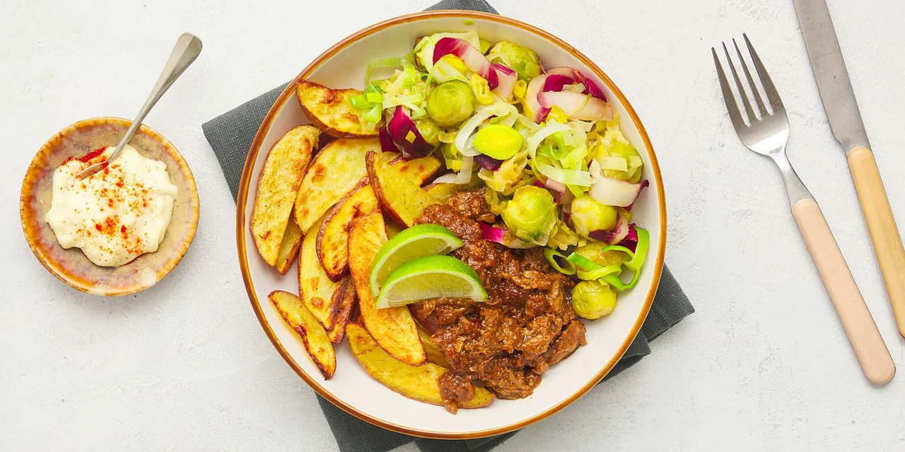 BOON saté met Beemster Valery wedges en pittige prei-spruiten-roodlof wok met sambal van Oma Deé