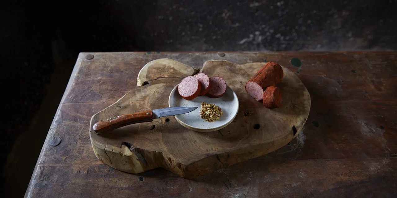 Borrelplank met grillworst, bruschetta en kleurrijke rauwkost