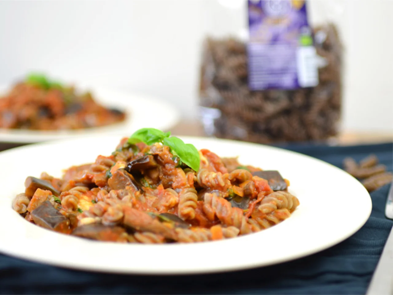 Boekweitpasta met aubergine en mozzarella