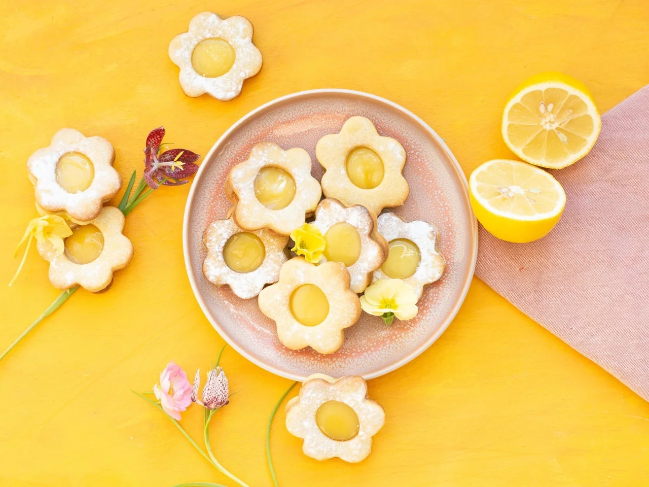 Bloemige koekjes met lemon curd