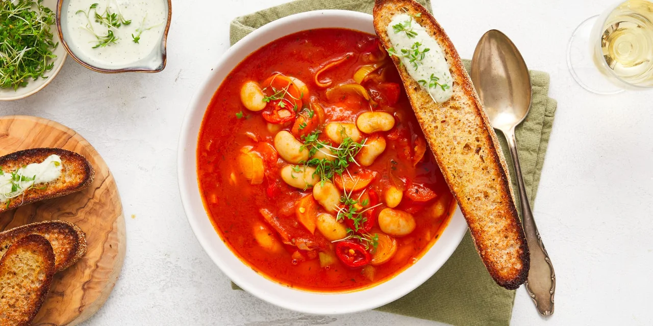 Bonen-groentensoep met Turks brood crostini’s, cashewdip en tuinkers