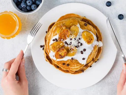 Boekweitpannenkoek met banaan en honingsaus