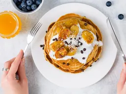 Boekweitpannenkoek met banaan en honingsaus