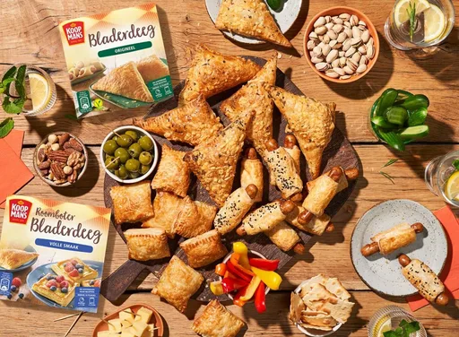Borrelplank met bladerdeeghapjes van Koopmans