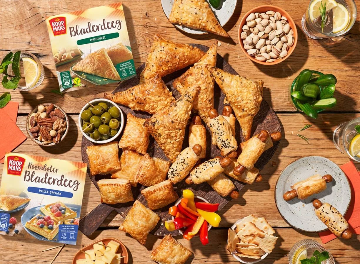 Borrelplank met bladerdeeghapjes van Koopmans