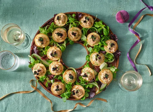 Blini's met zalmsalade, komkommer en dille