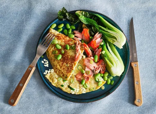 Bloemkoolrijstomelet met gebakken paksoi en zalm