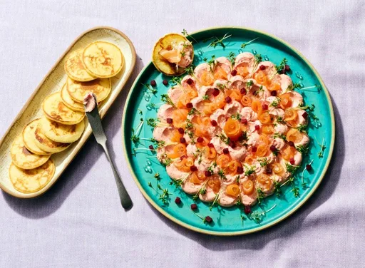 Bloem van whipped butter, zalm en citroenparels