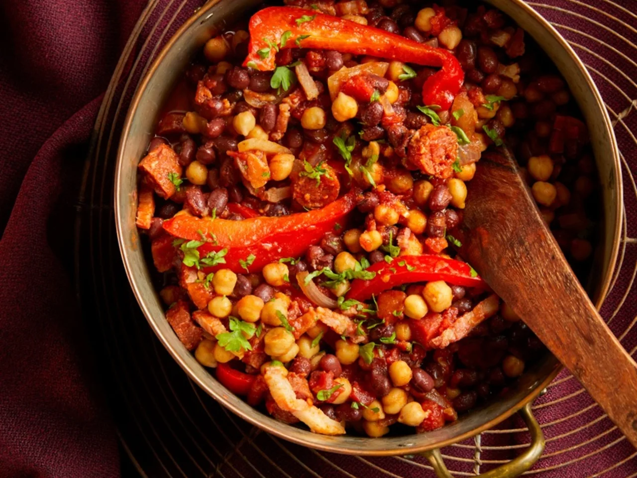 Bonen-kikkererwtenstoof met chorizo en sinaasappel